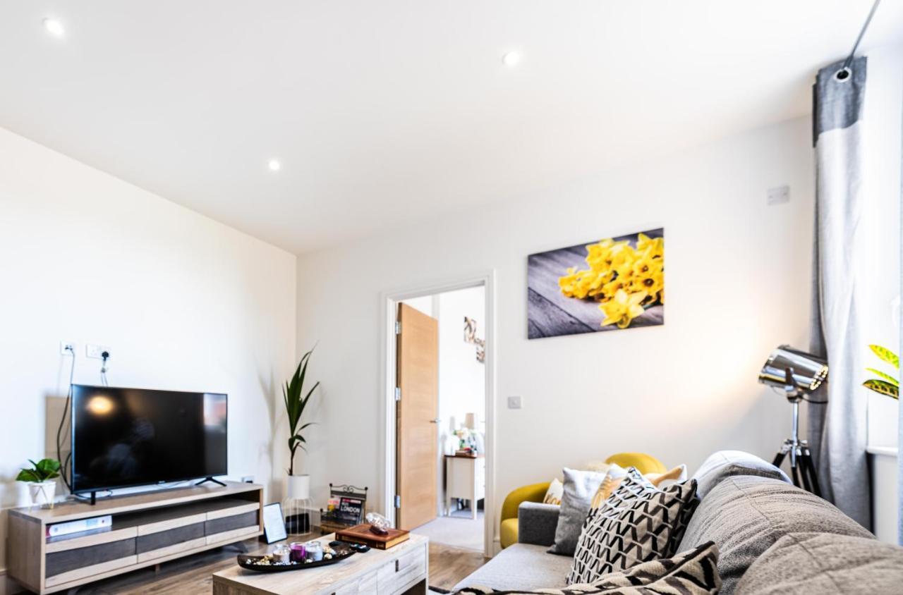 Mission Wave - Venture Apartment Стейнс Экстерьер фото