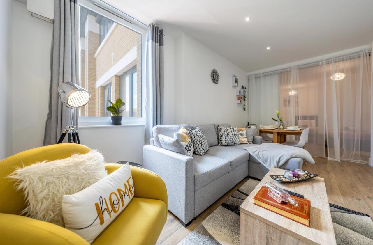 Mission Wave - Venture Apartment Стейнс Экстерьер фото