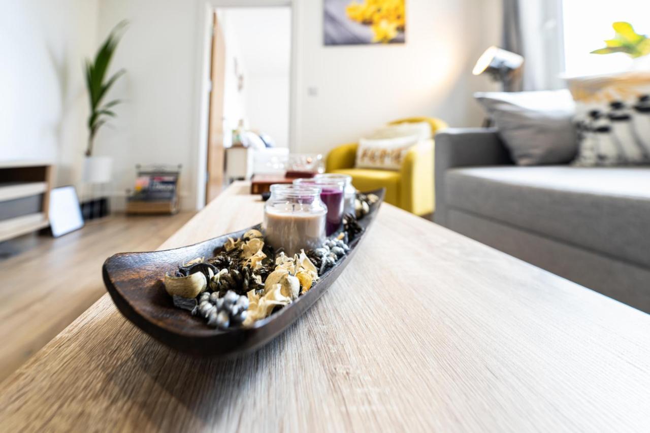 Mission Wave - Venture Apartment Стейнс Экстерьер фото