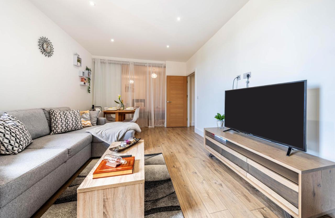 Mission Wave - Venture Apartment Стейнс Экстерьер фото