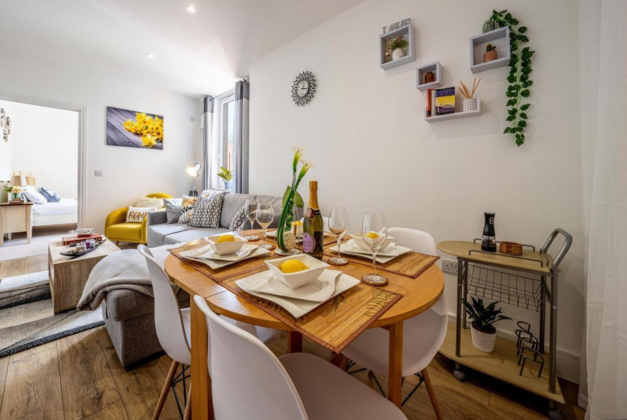 Mission Wave - Venture Apartment Стейнс Экстерьер фото