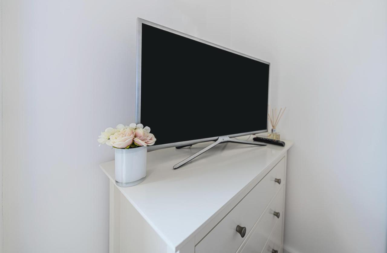 Mission Wave - Venture Apartment Стейнс Экстерьер фото