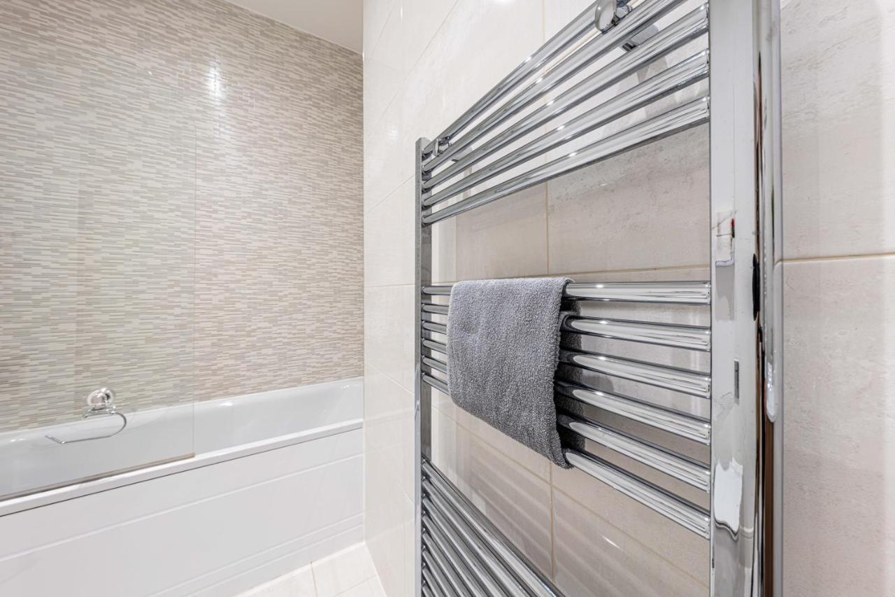 Mission Wave - Venture Apartment Стейнс Экстерьер фото