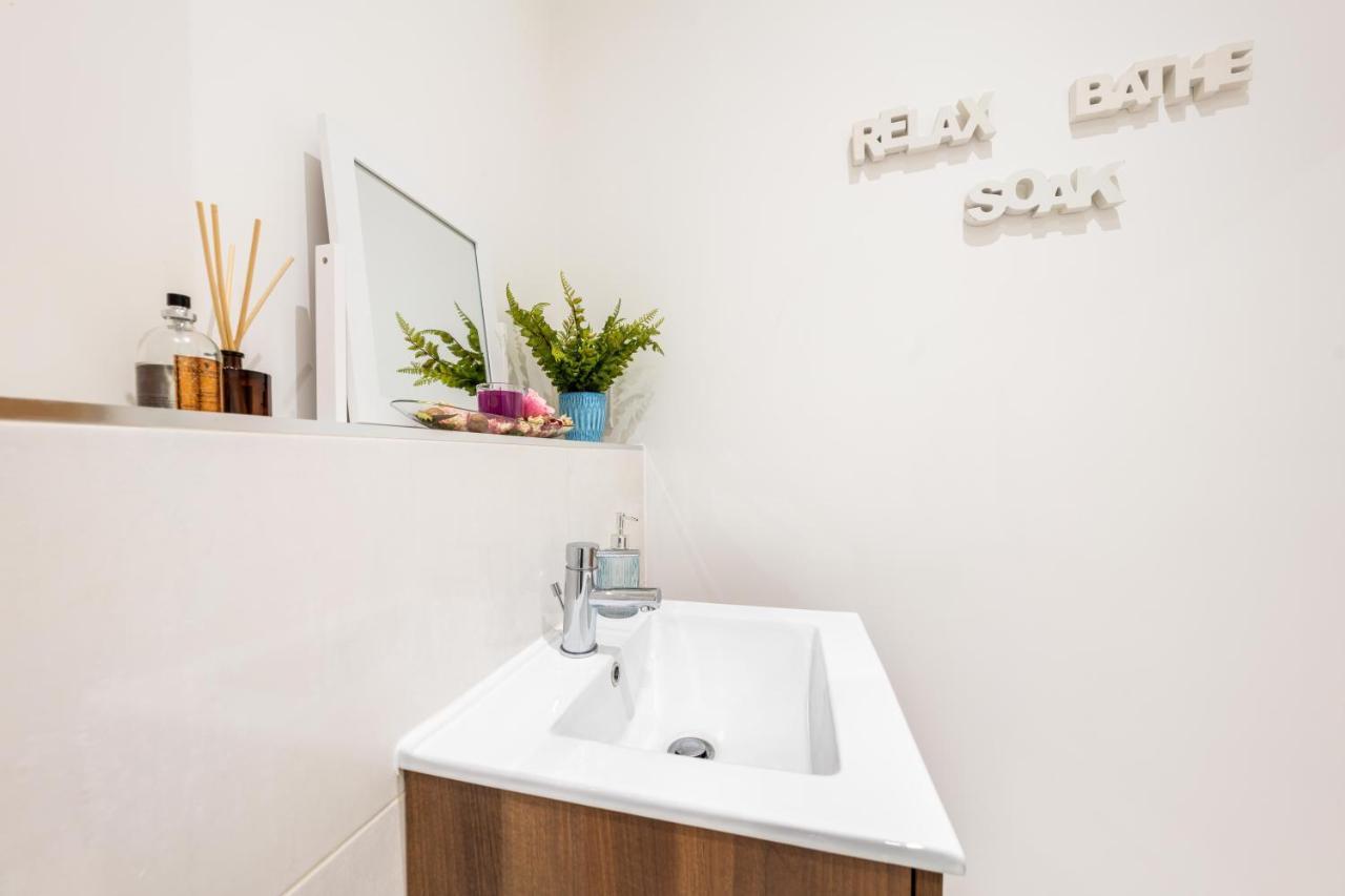 Mission Wave - Venture Apartment Стейнс Экстерьер фото
