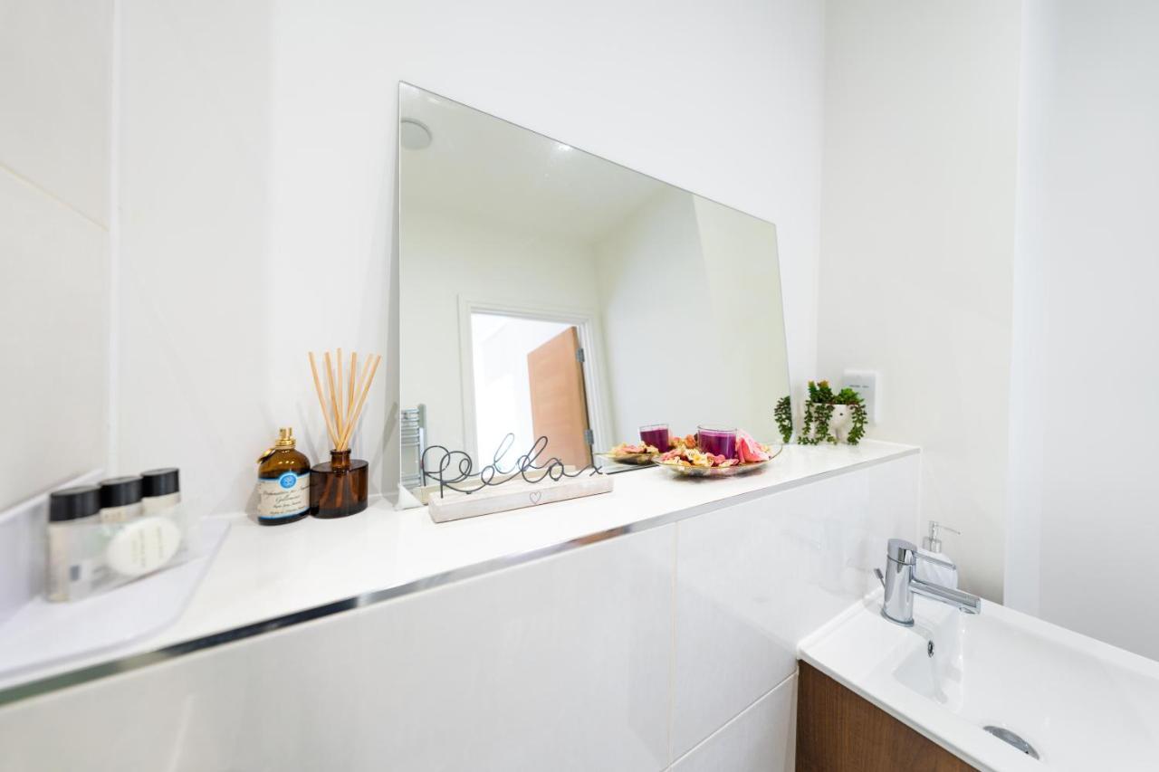 Mission Wave - Venture Apartment Стейнс Экстерьер фото