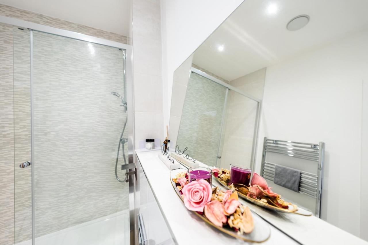 Mission Wave - Venture Apartment Стейнс Экстерьер фото