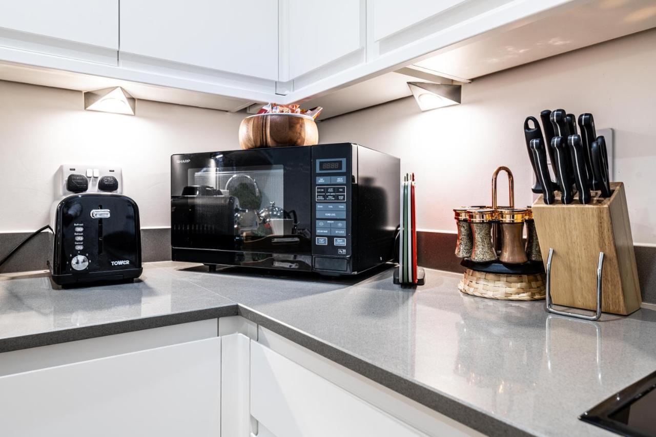 Mission Wave - Venture Apartment Стейнс Экстерьер фото