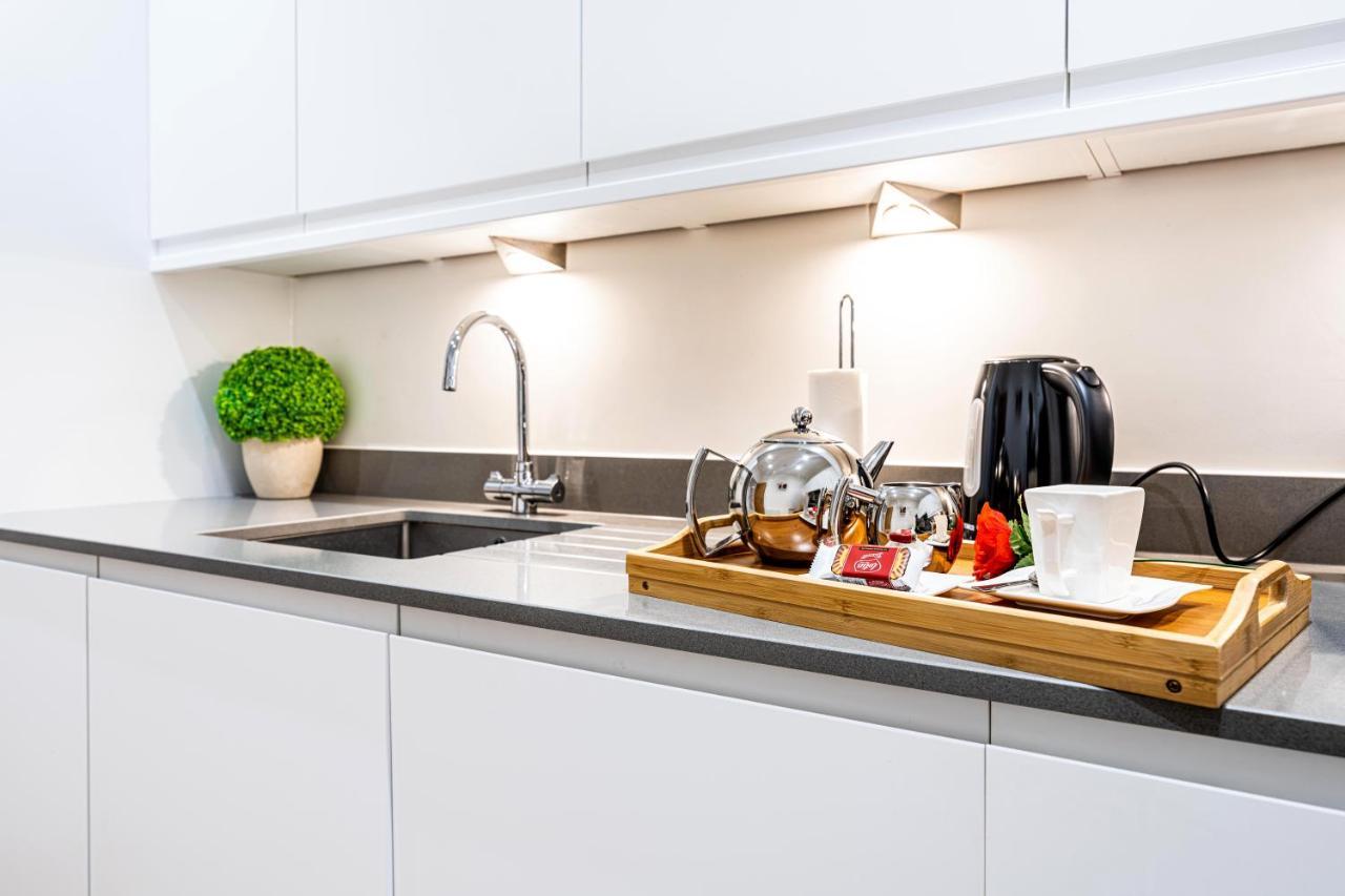 Mission Wave - Venture Apartment Стейнс Экстерьер фото