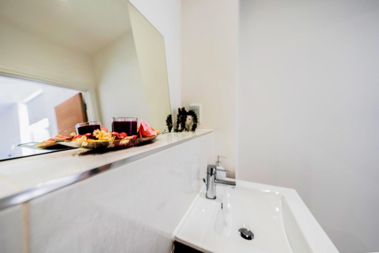 Mission Wave - Venture Apartment Стейнс Экстерьер фото