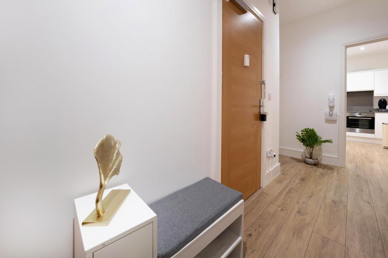 Mission Wave - Venture Apartment Стейнс Экстерьер фото