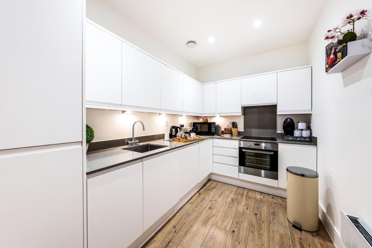 Mission Wave - Venture Apartment Стейнс Экстерьер фото