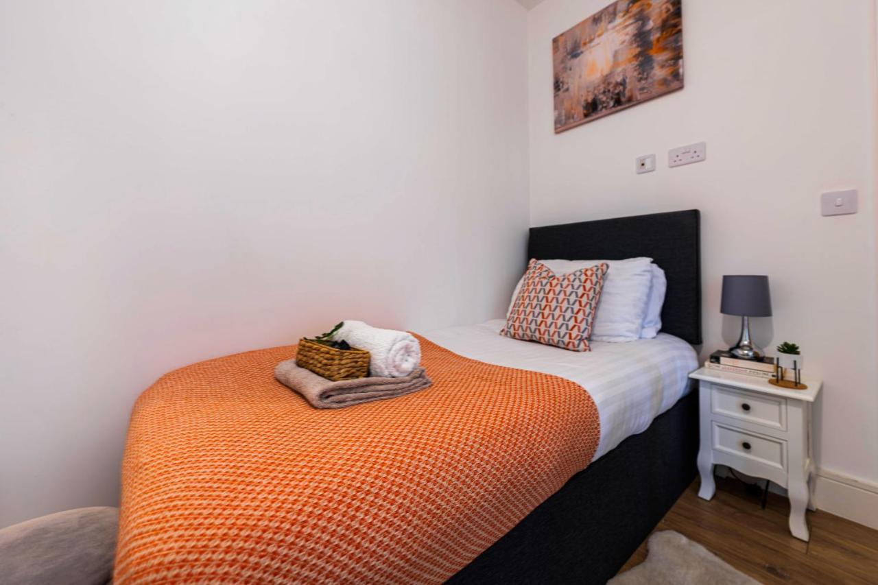 Mission Wave - Venture Apartment Стейнс Экстерьер фото