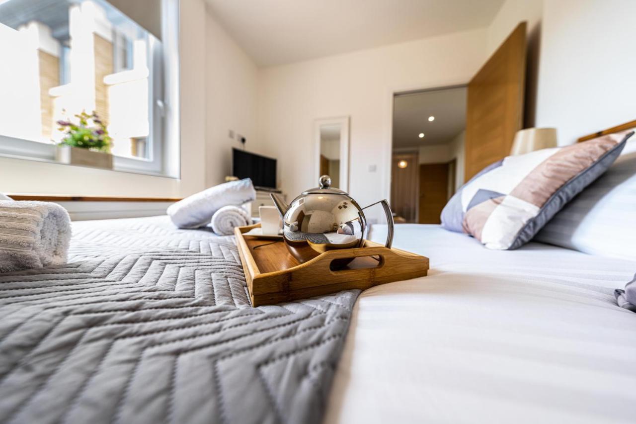 Mission Wave - Venture Apartment Стейнс Экстерьер фото