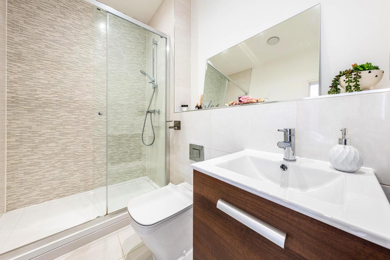 Mission Wave - Venture Apartment Стейнс Экстерьер фото