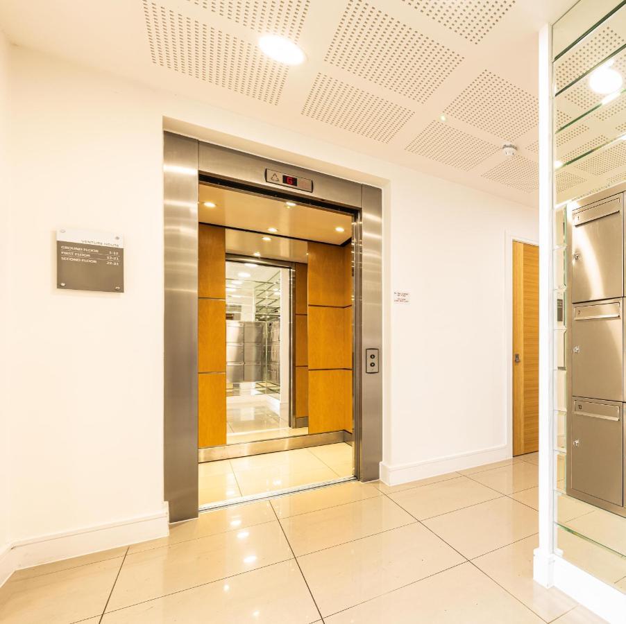 Mission Wave - Venture Apartment Стейнс Экстерьер фото